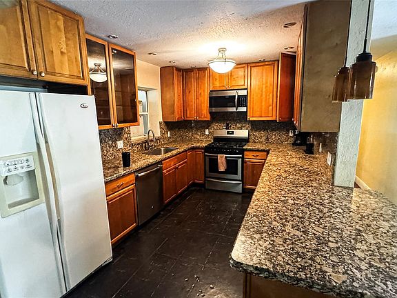 4th image of 1048 SW 1