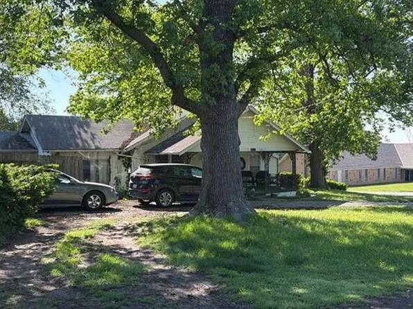 209 E Walnut St, Waverly, MO 64096