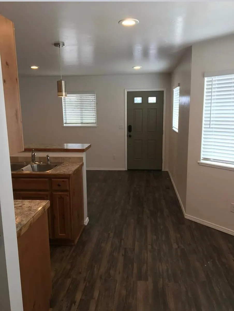 Building Photo - 504 Thomsen Ave #504