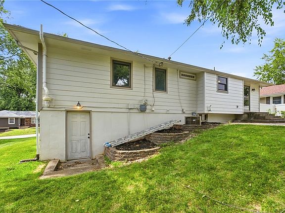 3rd image of 305 SW Marion Ln