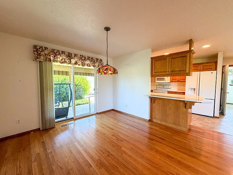 364 SE Davis Ct — Photo 9