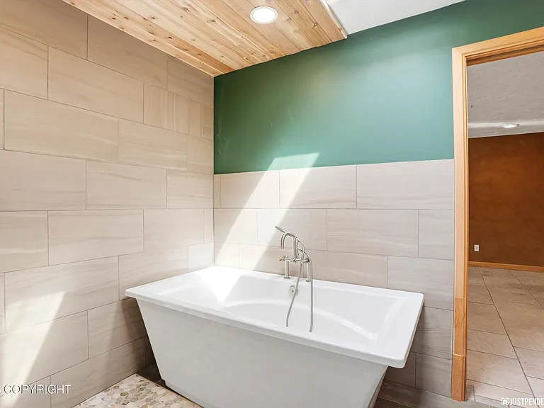 2100 Churchill Dr — Photo 34