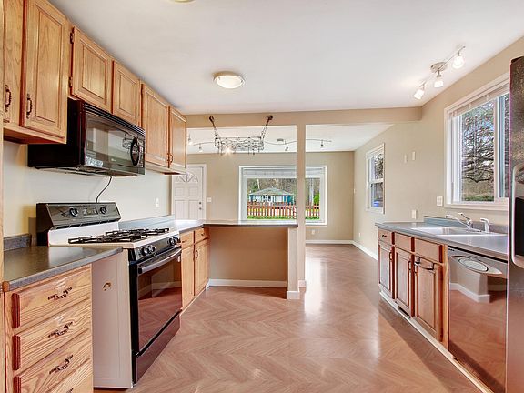 Kitchen fully equipped with the essentials + ample cabinetry.