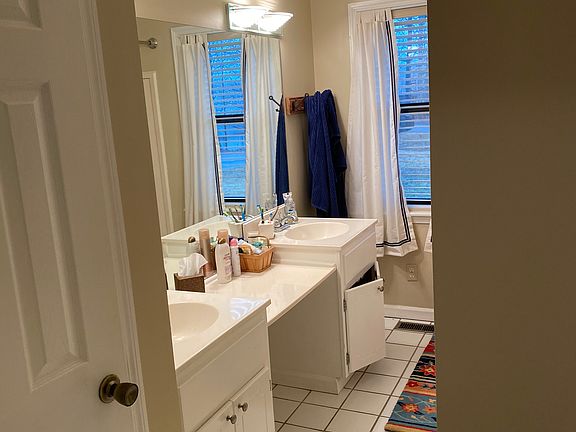 3rd image of 190 Teton Dr