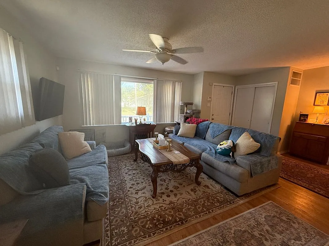 2 bed, 1.0 bath, 964 sqft, $2,400 — Photo 3