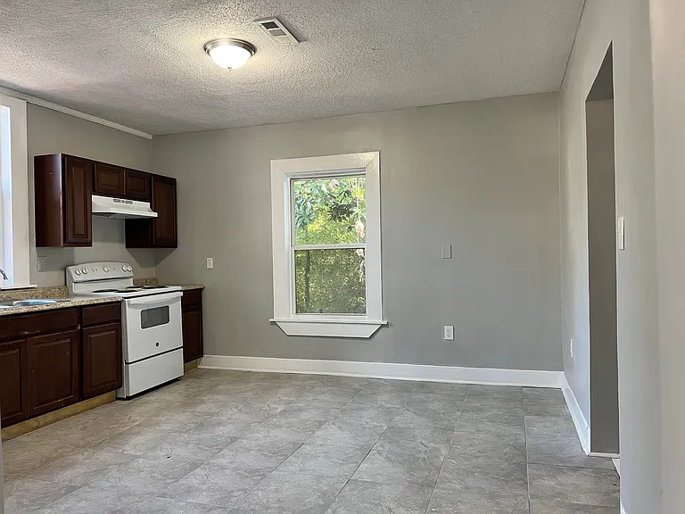 960 Dewey St SW — Photo 8