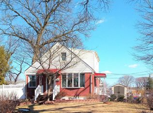 15 Ridgewood St, Valley Stream, NY 11580