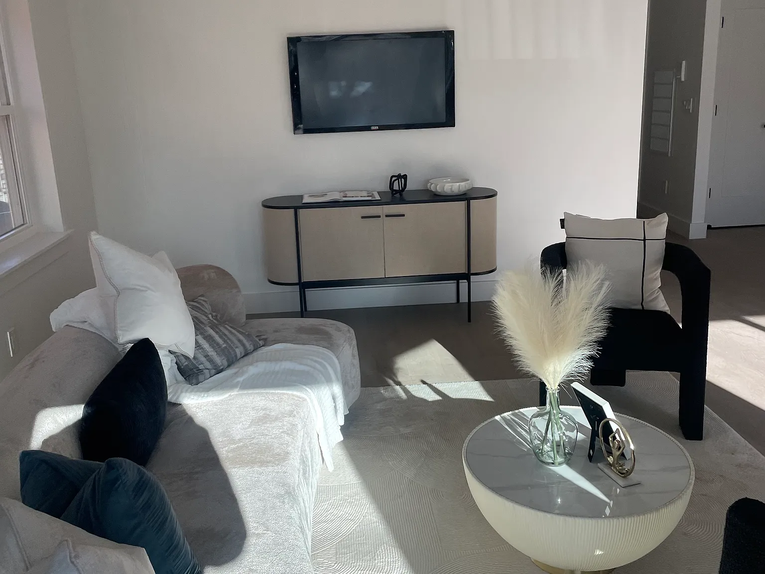 3 bed, 4500 sqft, $3,200 — Photo 2