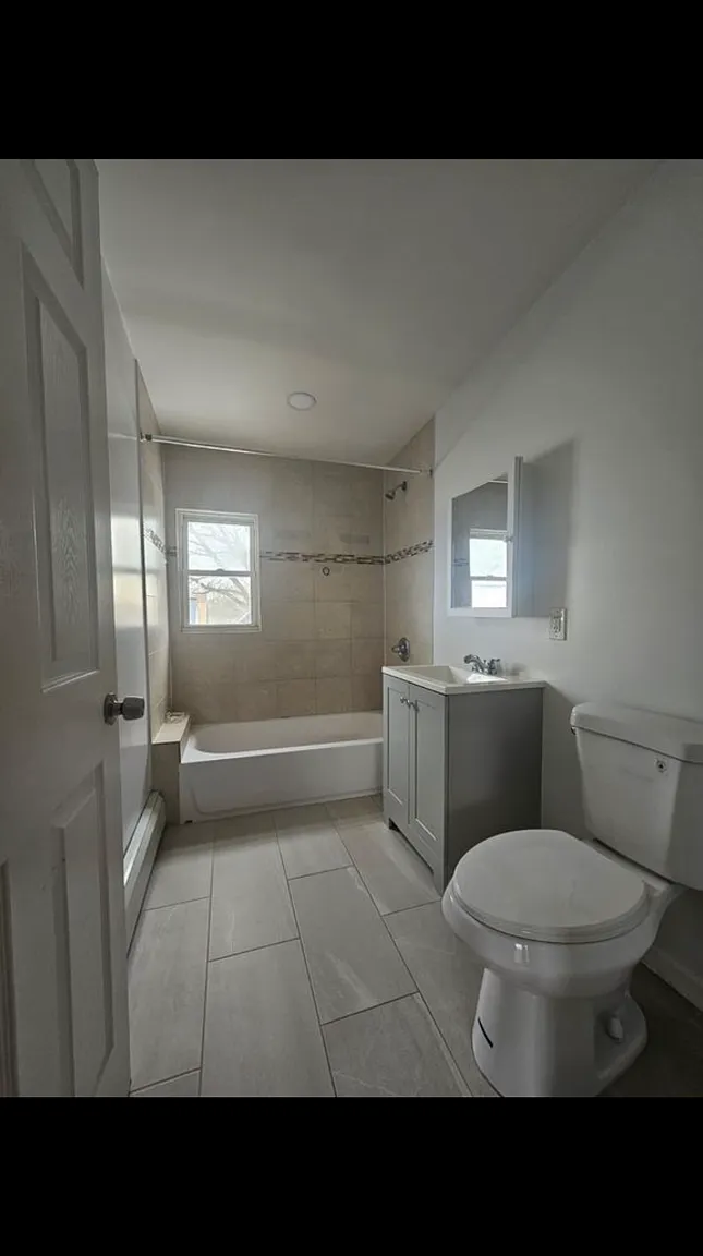3 bed, 901 sqft, $3,100 — Photo 1