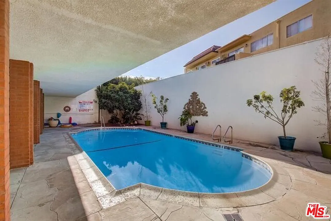 2 bed, 1.5 bath, 1007 sqft, $4,850 — Photo 3