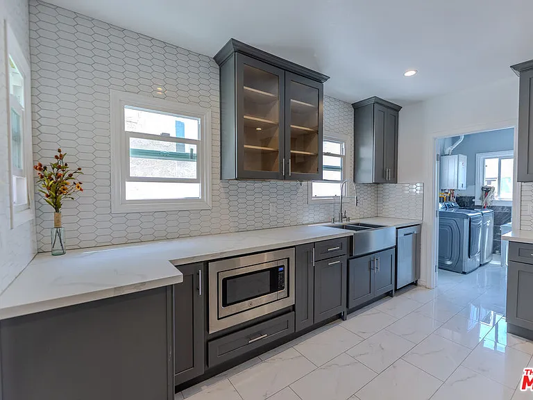 1067 S Sycamore Ave — Photo 16