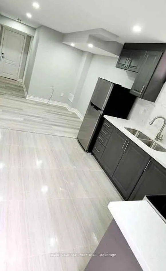 Building Photo - 29 Sunny Glen Cres #BASEMENT