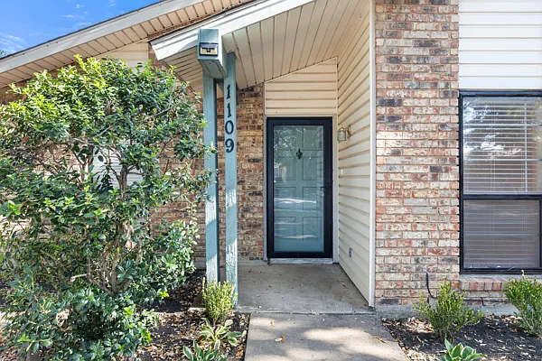 1109 Villa Downs Dr — Photo 3