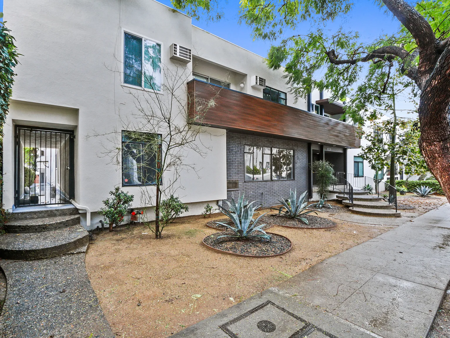 8220 Norton — Photo 4