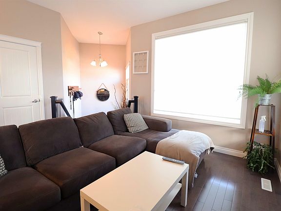 5th image of 42 Willowdale Pl