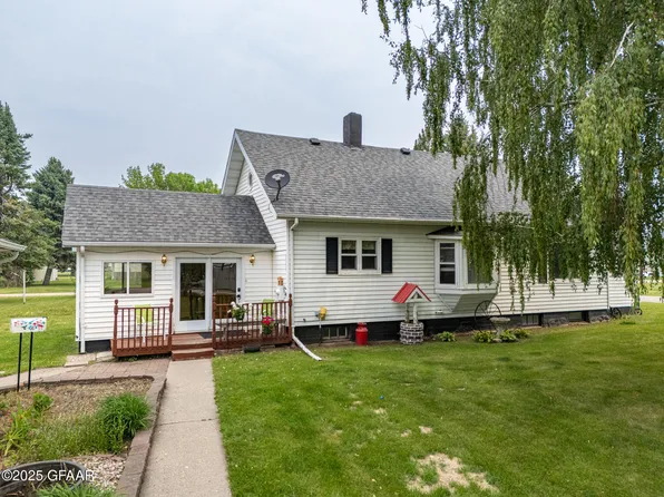 802 Wolcott Ave, Larimore, ND 58251