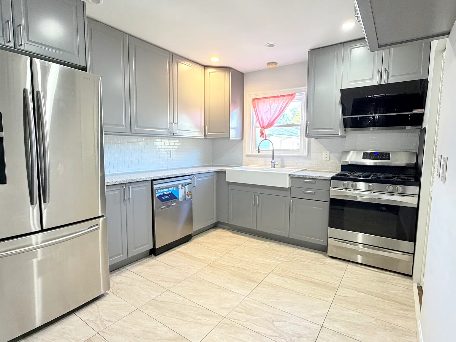 4 bed, 2200 sqft, $5,300 — Photo 3
