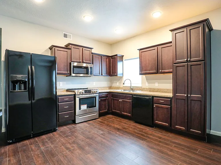 600 E Harrison St — Photo 36