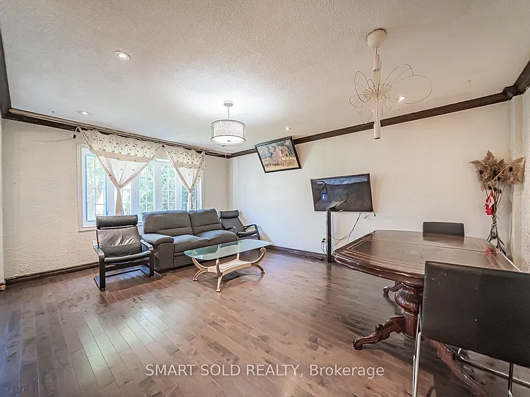 5 Horseley Hill Dr E — Photo 3