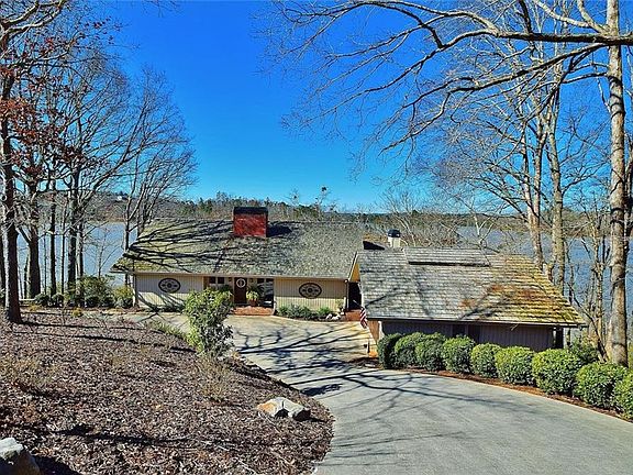 3rd image of 2411 Island Dr