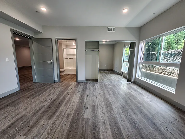 7040 N Woodman Ave #105 — Photo 7
