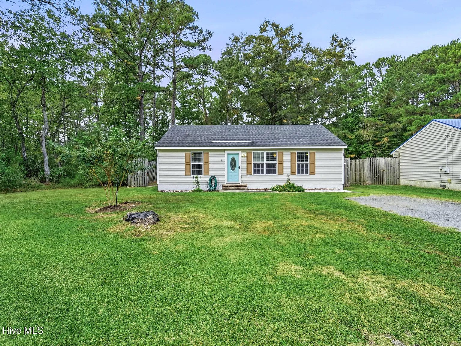 3 bed, 1.0 bath, 1040 sqft, $1,300 — Photo 3