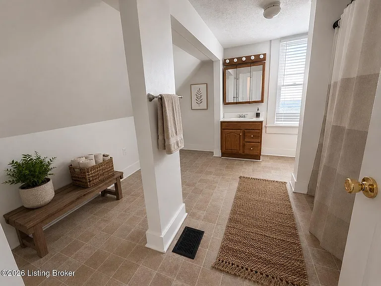 228 E Burnett Ave — Photo 14