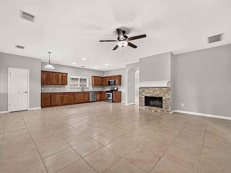 3223 Legends Creek Dr — Photo 8