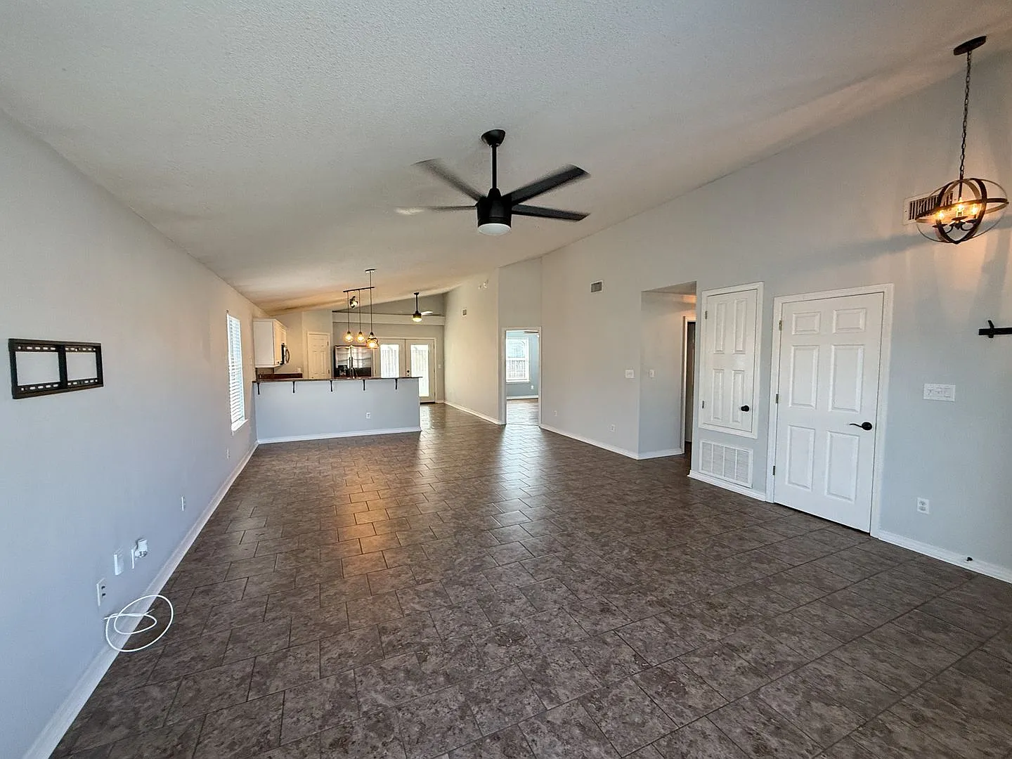 Charming 3 Bedroom Home with Pergola, Fenced Backyard & Washer/Dryer Included! — Photo 4