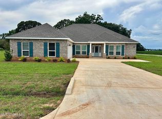 102 Firefly Dr, Lucedale, MS 39452
