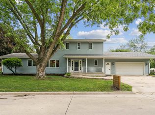 625 Baker Dr, Cedar Falls, IA 50613