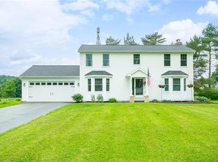 92 Old Mill Rd, Farmington, NY 14425