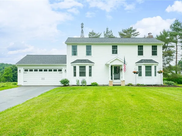 92 Old Mill Rd, Farmington, NY 14425