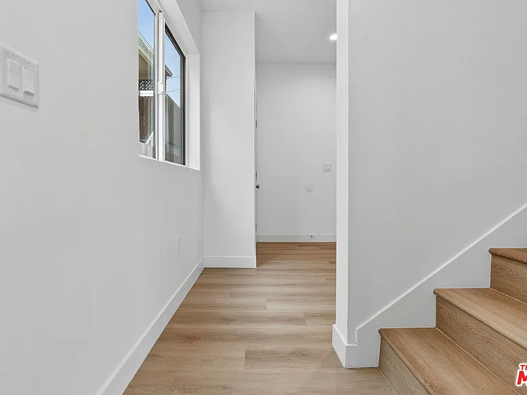 11444 Oxnard St #1/2 — Photo 16