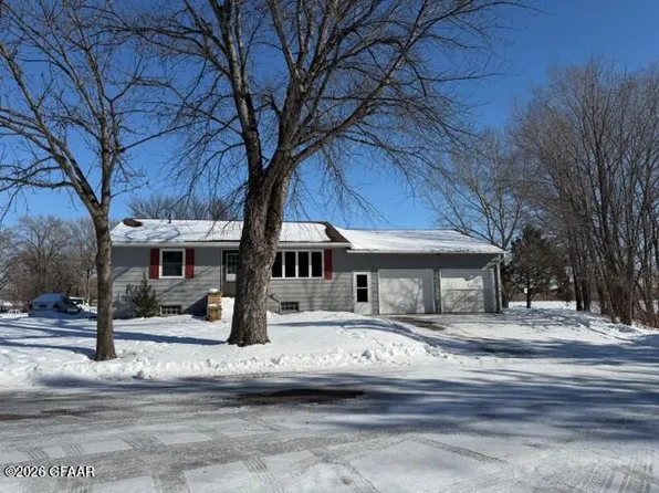 724 Briggs Ave S, Park River, ND 58270
