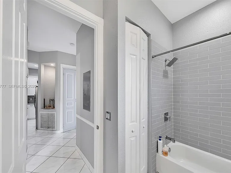 8908 NW 40th St — Photo 14