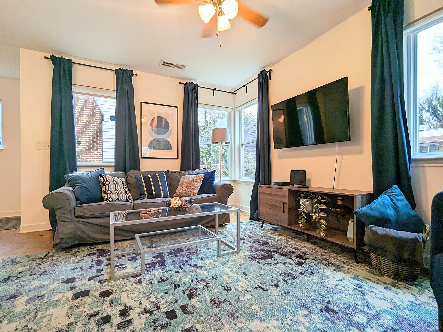 3 bed, 1300 sqft, $3,000 — Photo 2