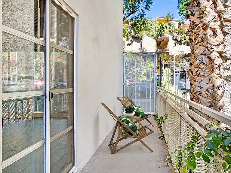 8430 De Longpre Ave — Photo 14