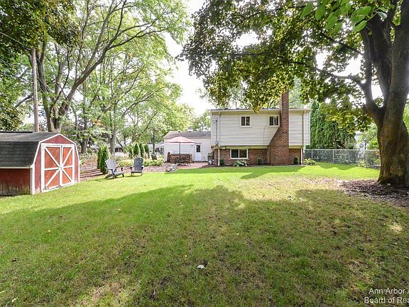3rd image of 40906 Greenbriar Ln