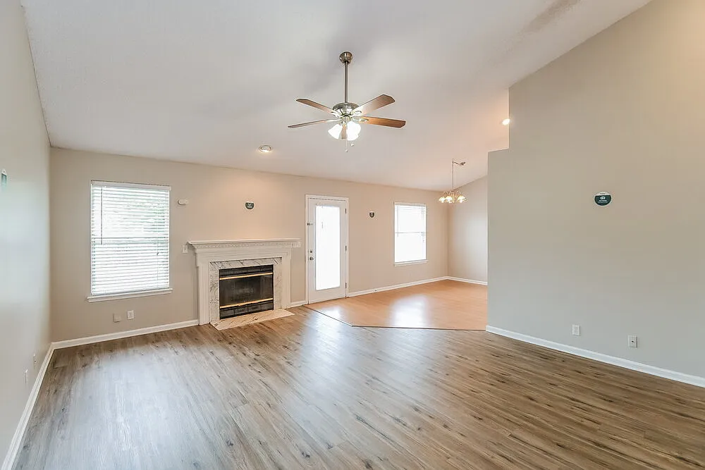 3 bed, 2.0 bath, 1361 sqft, $1,750 — Photo 4