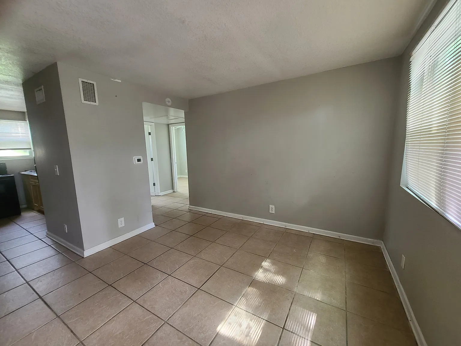 3 bed, 875 sqft, $1,000 — Photo 3
