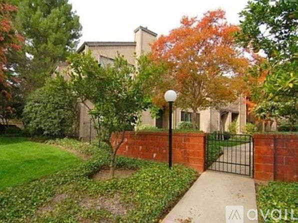 407 W Walnut St