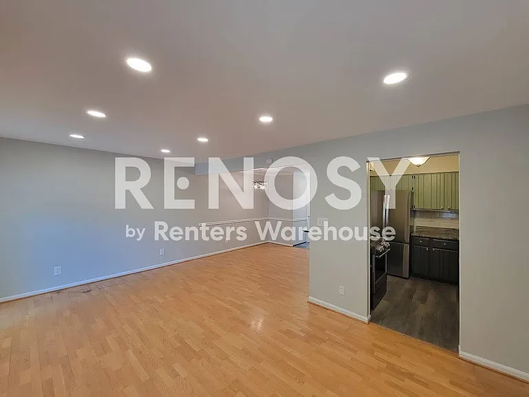 914 Wildwood Square Ct — Photo 13