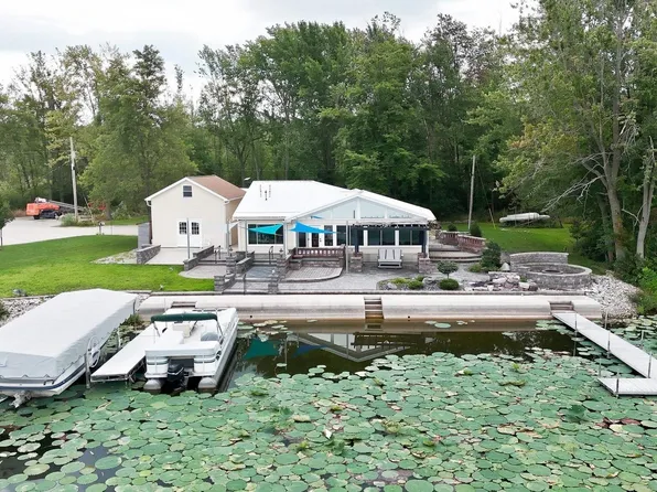 274 W Waldron Lake Dr, Wawaka, IN 46794