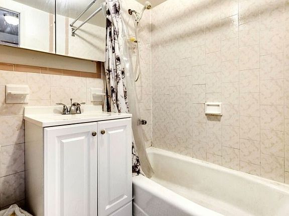 3rd image of 310 W 95th St APT 6E