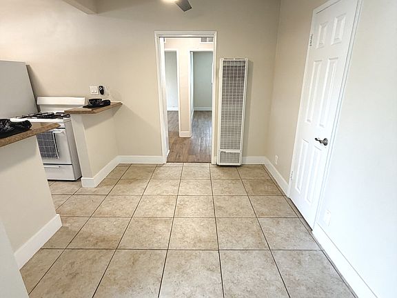 4th image of 2121 Placentia Ave #G