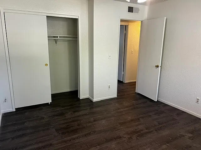 1107 W Athens Ave — Photo 15