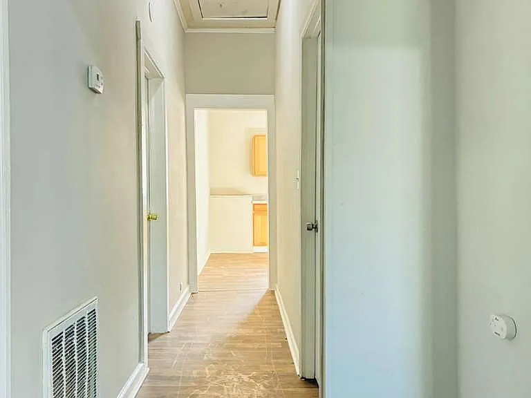 321 N Poplar St — Photo 8