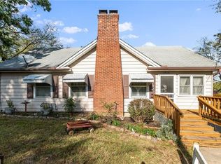 3924 NE Mid Oaks Rd, Kansas City, MO 64116