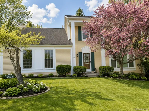 2636 Orbit Dr, Lake Orion, MI 48360
